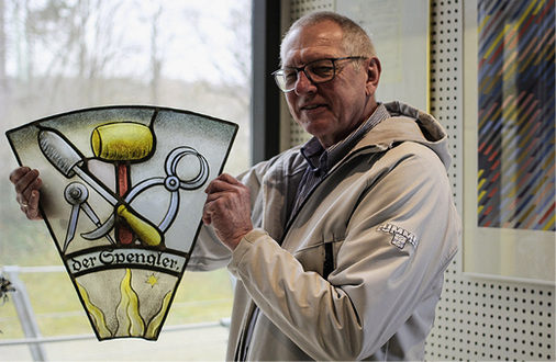 



Klaus Hofmann freut sich über ein Spenglerwappen aus der Schweiz
