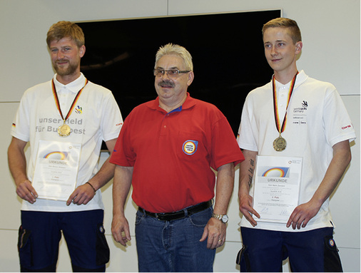 
Die beiden Kandidaten für die EuroSkills 2018 Benno Uhlmann und Kevin Zeman mit Experte und Trainer Josef Bock



