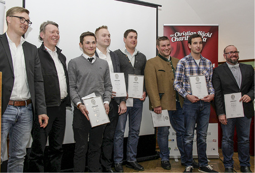 
Matthias Engel (l.) freut sich mit den Preisträgern 



