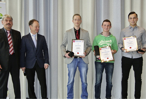 
Peter Mast (Vorsitzender des Prüfungsausschusses), Armin Waldbüßer (erster Vorsitzender des Fördervereins) und die Preisträger Kevin Zeman, Marius Marquardt und Felix Trenkler



