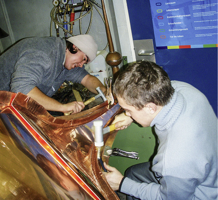 
Auszubildende im dritten Lehrjahr bei der Arbeit am Turmzwiebelprojekt …



