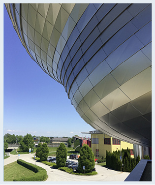 
Schuppenförmig reiht sich eine Schindel an die andere 



