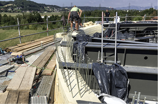 
Zahlreiche Schraubverbindungen halten die einzelnen Brettschichten in Position 



