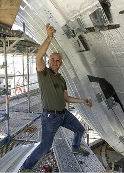 
Georg Lummel prüft die Passform der Unterkonstruktion 



