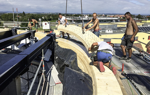 <p>
Stück um Stück wächst die Holzkonstruktion des organisch geformten Baukörpers 
</p>

<p>
</p> - © Lummel GmbH

