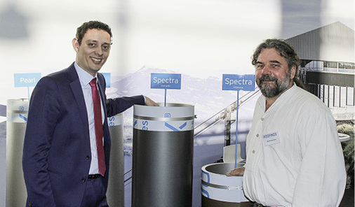 



Marc Metzler und Berthold Zürn präsentieren in Köln pigmentierten Edelstahl der Marke Roofinox Spectra

