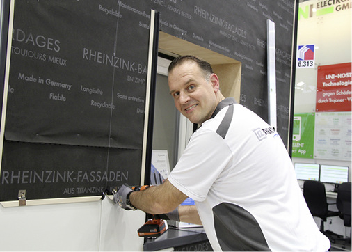 



Andre Schwabe zeigt, wie einfach sich die Rheinzink-Rauten montieren lassen

