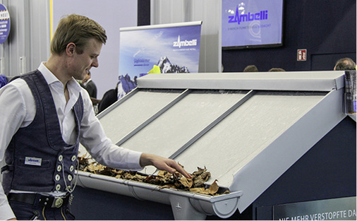 
Laub nachlegen: Die real nachempfundene Einbausituation des Dachrinnenschutzes Gutter Stark war anschaulich inszeniert



