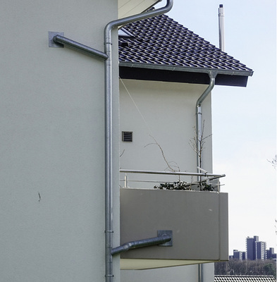 


Anschlüsse an Balkonen und Dachterrassen mit geschlossenen Brüstungen sind nur erlaubt, wenn entsprechende Notabläufe vorhanden sind
