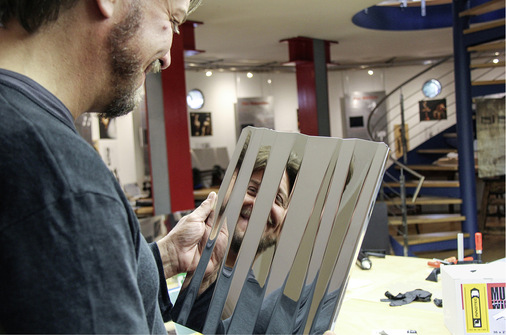Thomas Neger beim Blick in seinen Designspiegel aus Rimex-Edelstahl

&nbsp;
