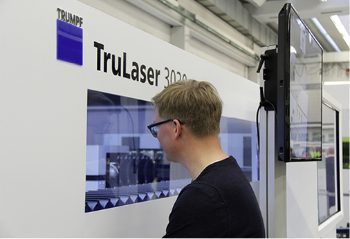 
Links der TruLaser 3030 und rechts BAUMETALL-Leser Matthias Engel 
