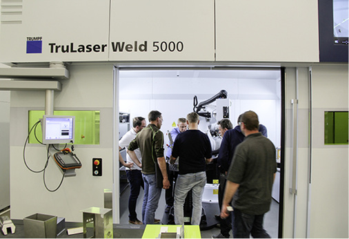 
Fast wie im OP: Die Wilde 13 ist von der Technik des Laserschweißens begeistert
