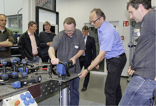 
Stefan Schuler mit Joachim Bürklen beim Nibbeln einer 5-mm-Stahlplatte
