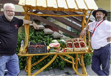 



Enke-Geschäftsführer und Inhaber Hans Ulrich Kainzinger mit Enke-Partner Maciej Kalamalaaus dem polnischen Lubliniec
