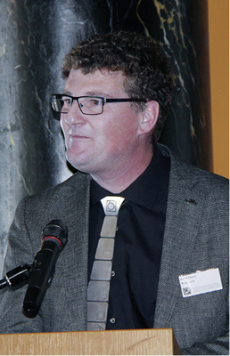 



René Fasler ist Präsident des über 400 Mitglieder starken VDSS. Zur Begutachtung und Bewertung der 23 Wettbewerbsobjekte wurde eine Jury eingesetzt. Die Preisverleihung fand am 5. Mai 2018 im Rahmen der VDSS-Generalversammlung im schweizerischen Vevey statt, wo Alex Zehnder und seine Gattin den symbolischen Scheck an Sieger Daniel Hunziker überreichten
