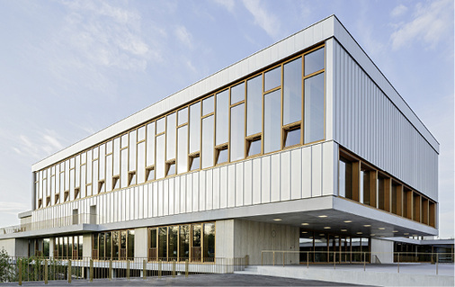 <p>
</p>

<p>
Schulgebäude Volketswil, Scherrer Metec AG, ZürichHorisberger Wagen Architekten GmbH, Zürich; Edelstahl Mattplus 0,7 mm
</p> - © VDSS

