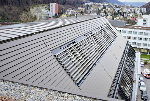 



Spitalaufstockung, Luzern, Paul Gisler AG, Cham; DNS Architekten GmbH, Zürich; Flachdach und Fassade Aluminium Prefa Titanium dunkel
