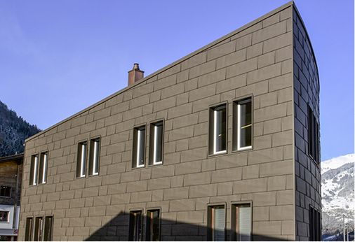 



Fassadensanierung, Davatz AG, Fanas; Architetta Schiers SAG, SchiersFassade Prefa FX 12, braun P.10
