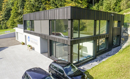 



Tierarztpraxis, DUX Spenglerei, WolfertswilJörg und Kuster AG Architektur, Degersheim; Titanzink und VM Anthra-Zinc
