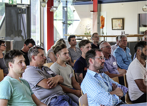 
Konzentriert verfolgen iib-Mitglieder und Gäste die Veranstaltung



