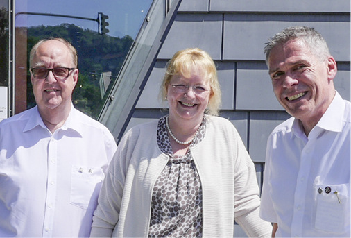 



Museums-Vorstandsmitglied Walter Müntener begrüßt Annette Haselbach und den frischgebackenen Träger des Goldenen Lötkolbens, Andreas Buck, beide vom Baumetall-Team
