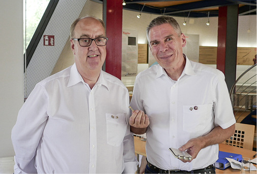 



Lötlampenträger Walter Müntener überreicht Andreas Buck im Namen des Vorstandsteams der Stiftung „Europäisches Klempner- und Kupfer-schmiedemuseum e.V. die 19. Goldene Ehrennadel
