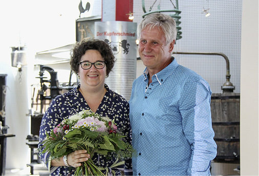 



Maria Schechtl (Schechtl Maschinenbau GmbH, Edling) wird von Vorstand Jens Sperber im Vorstandsteam der Stiftung „Europäisches Klempner- und Kupferschmiedemuseum e. V. begrüßt
