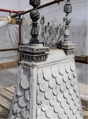 



EIndeckung mit kleinen Sonderrauten in der Form von Biberschwanzziegeln …
