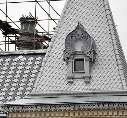 <p>
Details wie Ornamente an Dachgauben oder Erkerhauben wurden originalgetreu nachgebildet. Eine Besonderheit sind die kreuzförmigen Rauten (links)
</p>

<p>
</p> - © OOO „Faber“, Moskau

