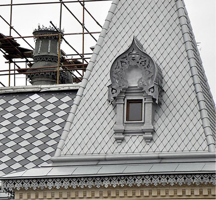 
Details wie Ornamente an Dachgauben oder Erkerhauben wurden originalgetreu nachgebildet. Eine Besonderheit sind die kreuzförmigen Rauten (links)




