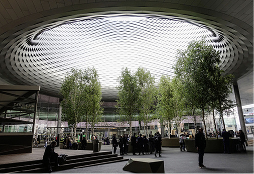 



Geflochtene Stahlelemente oder doch ein gigantisches Streckmetall? Die Metallfassade der Baseler Messehallen ist überaus beeindruckend ...
