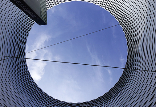 



... die kreisrunde Öffnung am Messevorplatz erlaubt den Blick nach oben und verstärkt ganz nebenbei den Eindruck, an einem ganz besonderen Ort zu sein 
