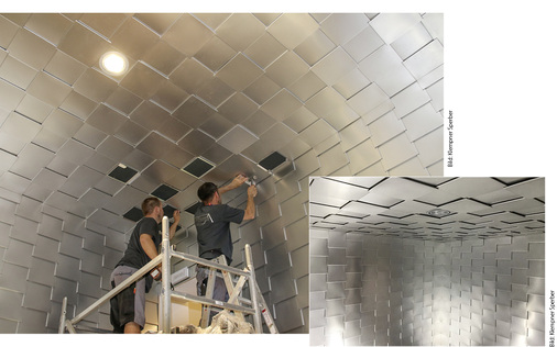 
Zwei Klempner des Fachbetriebs Sperberbekleiden den Messepavillon von Schulz und Schulz Architekten auf der Biennale in Venedig
