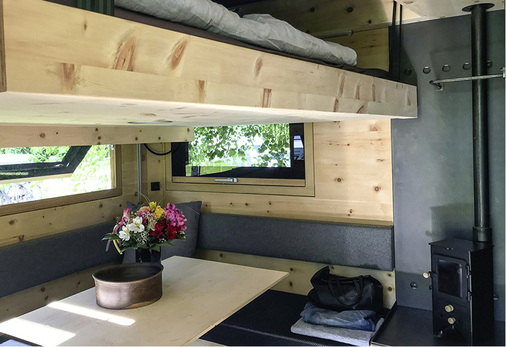 
Die edle Zirbenbox überzeugt rundum: außen schwarz, innen behaglich und oben dicht. Sogar ein Holzofen ist mit an Bord – die Dachdurchführung ist dank Enkolan absolut dicht



