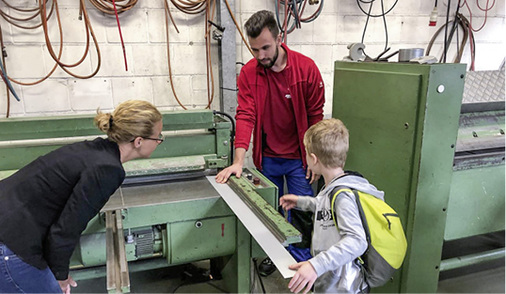 <p>
Bleibende Eindrücke: Nicht nur zuschauen, sondern auch ausprobieren. Jedes Kind durfte an der Hebeltafelschere ein Stück Blech abschneiden
</p>

<p>
</p> - © Sima-Bau Siegler GmbH

