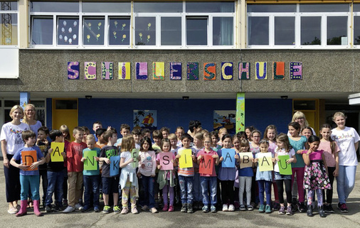 <p>
Danke Simabau! 
</p>

<p>
Das Team des Spenglerbetriebs lud nicht nur die Kinder zum Projekttag ein, sondern spendete auch das entsprechende Metall für ein neues Schulmensaschild
</p>

<p>
</p> - © Sima-Bau Siegler GmbH

