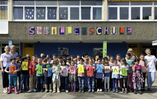 
Danke Simabau! 



Das Team des Spenglerbetriebs lud nicht nur die Kinder zum Projekttag ein, sondern spendete auch das entsprechende Metall für ein neues Schulmensaschild



