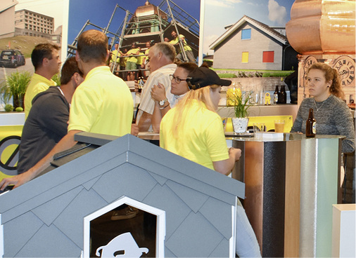 



Hier läuft es rund: Im Rahmen eines Gewinnspiels bauen Jugendliche einen Wasserlauf, durch den eine Kugel rollt
