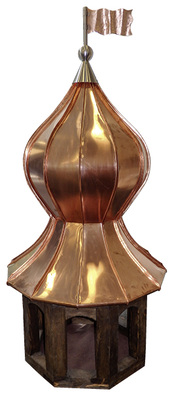 
Klempnermeister Alexander Jaufmann leitet im Zimmereibetrieb seines Bruders die Klempnerabteilung. Mit seinem Zwiebelturm wollte er beide Gewerke zusammenfassen, die Holzunterkonstruktion und die Metalleindeckung



