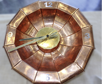 
Um die Zeit immer im Blick zu behalten, fertigte Stefan Rein eine Wanduhr aus Kupfer an



