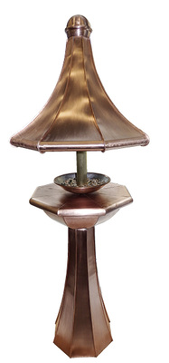 
Nico Kiesele saß im Wintergarten, als er sein Meisterstück – ein Vogelhäuschen – entwarf. Da noch der Name fehlte, ließ er Gedanken und Blick in die Ferne schweifen. Dabei beobachtete er längere Zeit das Verhalten eines Vogels und so entstand der Titel für sein Meisterstück: Vogelblick



