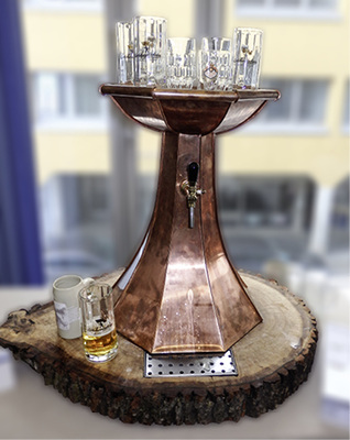 
So geht Teamarbeit unter Spenglern: Um die funktionsfähige Zapfanlage von Alexander Rigel zu testen …



