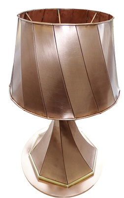 
Alexander Eckl will nicht nur tagsüber arbeiten, sondern abends und wenn es sein muss auch nachts. Damit er dabei viele Lichtblicke hat, entschied er sich für eine Tischlampe als Meisterstück



