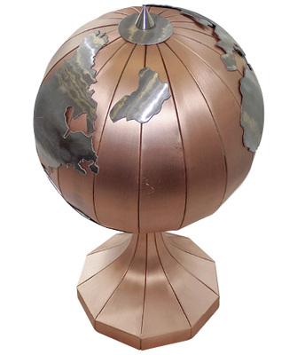 <p>
Weil Klempner fast weltweit tätig sind, hatSebastian Bisanz einen Globus hergestellt
</p>

<p>
</p> - © HWK Ulm

