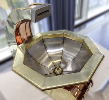 
Eine elegante, nicht alltägliche Form und die besondere Auswahl der Materialien charakterisieren den Zierbrunnen von Joachim Rist



