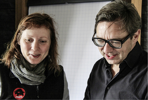 
Jeannette Cott (Prefa) und Stefan Meyer begutachten Teilnehmer-Aufnahmen



