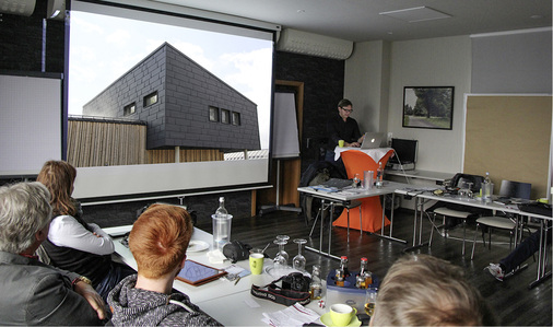 
Bei der gemeinsamen Auswertung der Fotos lernten die Teilnehmer Tricks zur Bildgestaltung bzw. verschiedene Blickwinkel noch besser kennen 



