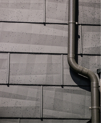 
Katja Rabel setzte das vor FX.12-Paneelen montierte Regenrohr gekonnt in Szene



