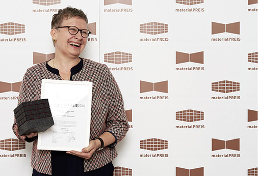 



Für die künstlerische Gestaltung von Metalloberflächen erhielt Manuela Geugelin einen Design-Preis
