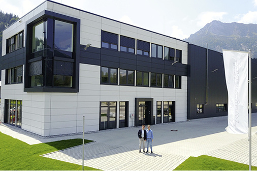 



Sylvio und Robert Matthäß vor dem Asco-Firmensitz in Bischofswiesen. Den Besuch der Euroblech 2018 empfehlen sie zur Besichtigung von Variobend-Produkten bzw. anderer Maschinen, Anlagen und Werkzeugen zur Blechbearbeitung
